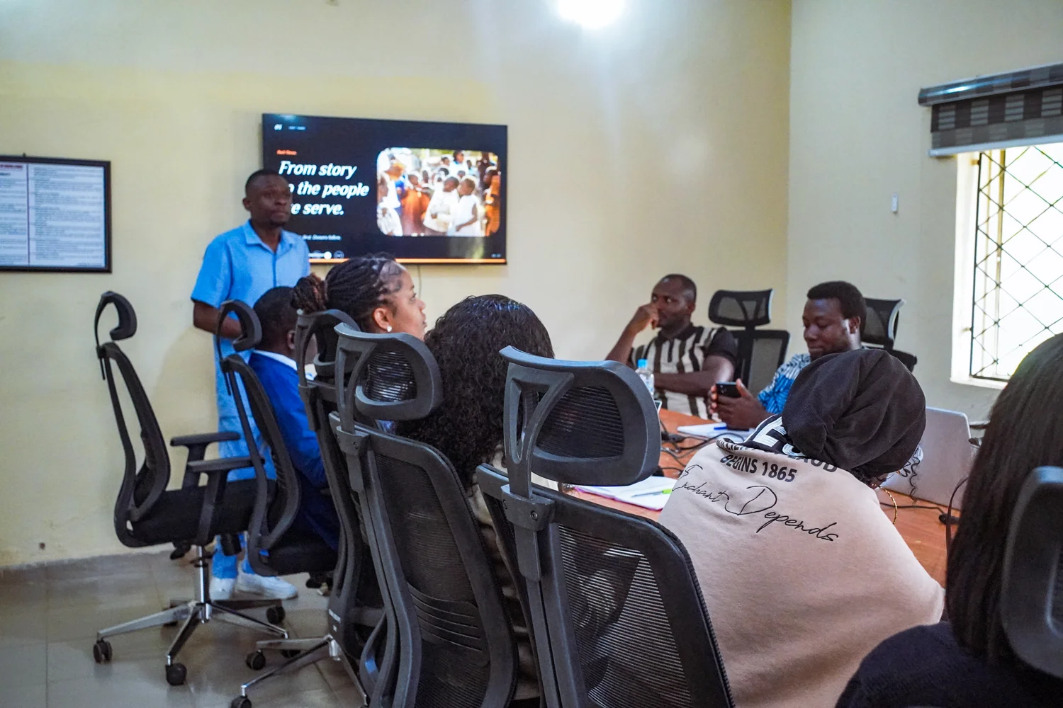 Iyanuoluwa leading a storytelling training session with the CHAN team
